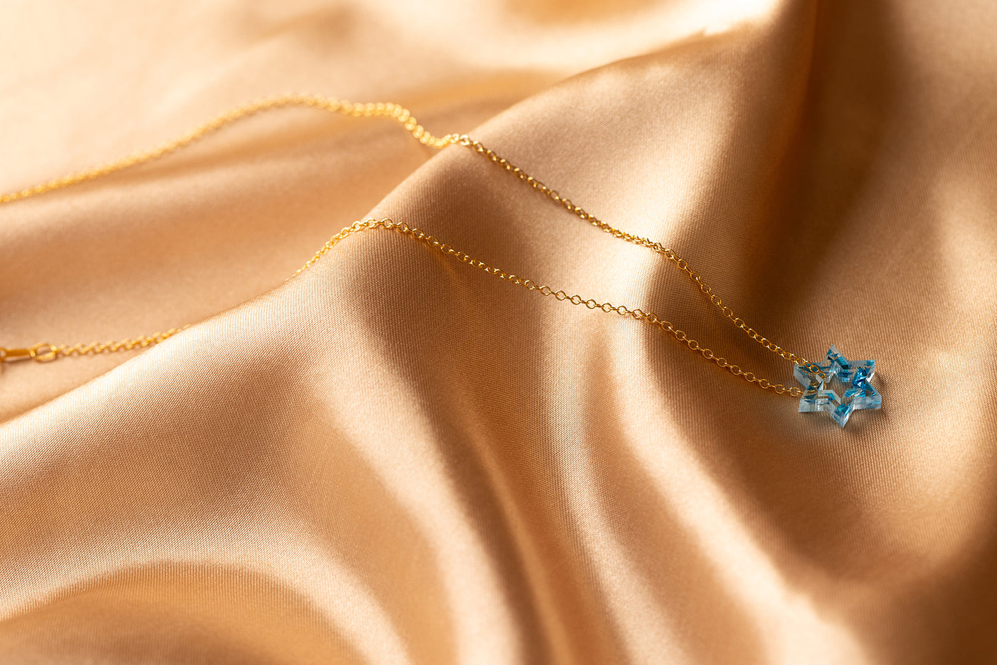 Petite Floating Magen Necklace Blue Fleck