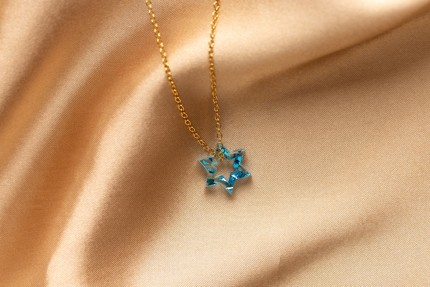 Petite Floating Magen Necklace Blue Fleck