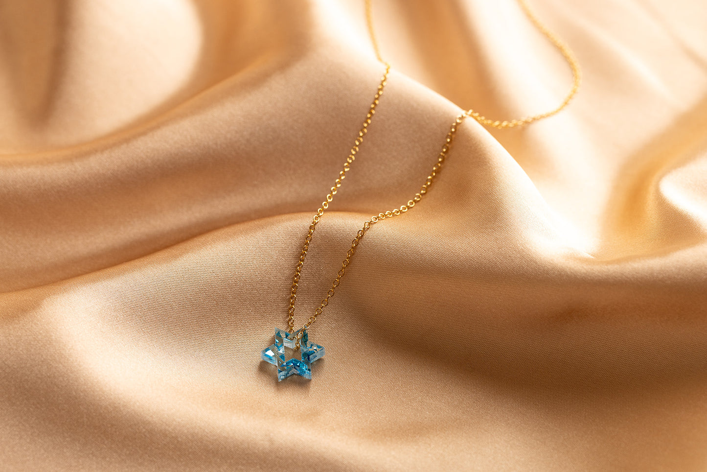 Petite Floating Magen Necklace Blue Fleck