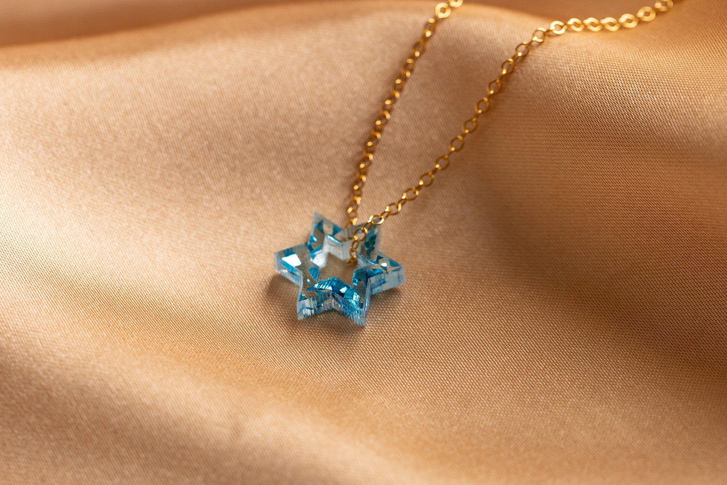 Petite Floating Magen Necklace Blue Fleck