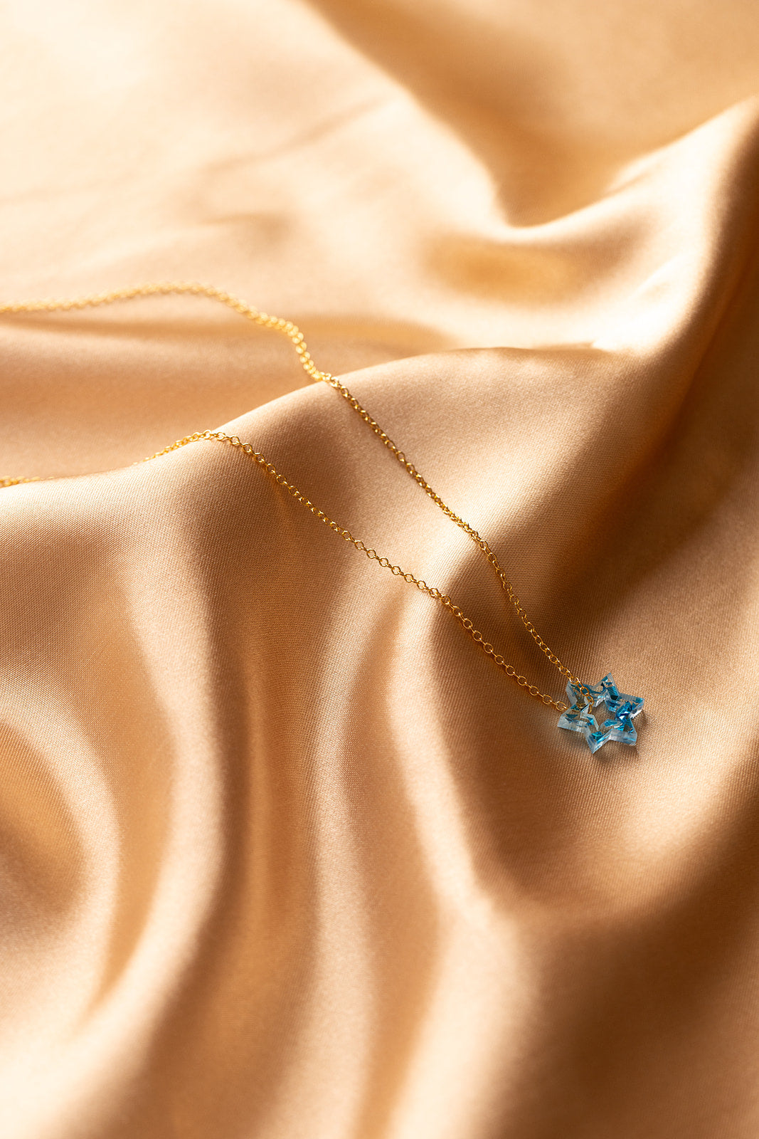 Petite Floating Magen Necklace Blue Fleck