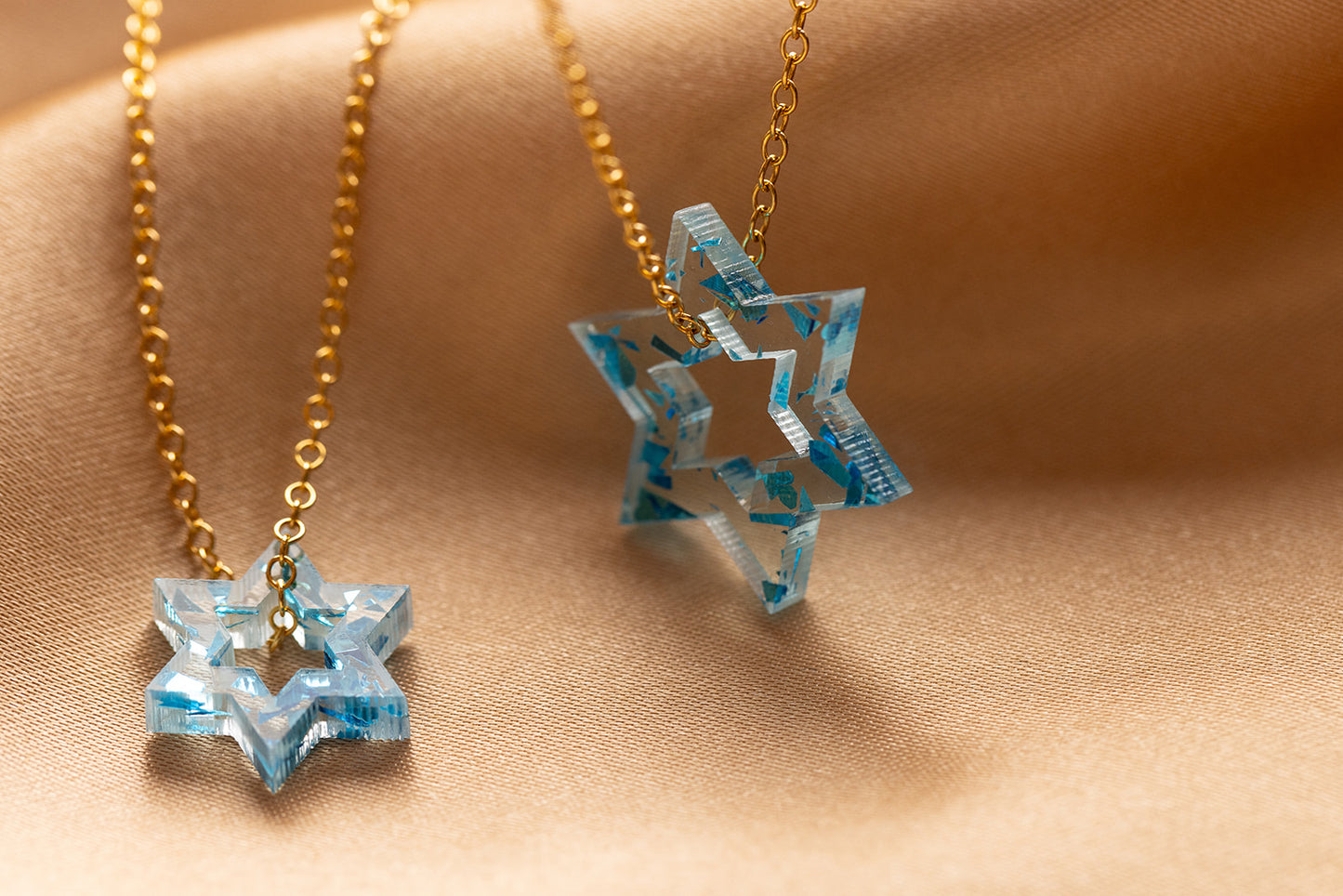 Petite Floating Magen Necklace Blue Fleck