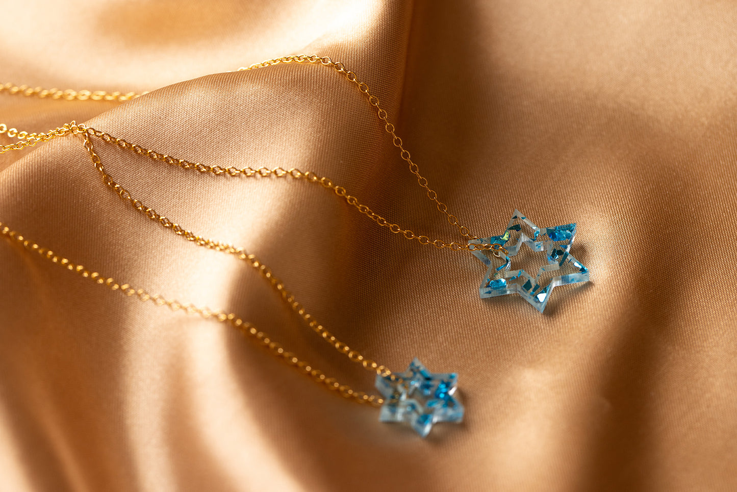 Petite Floating Magen Necklace Blue Fleck