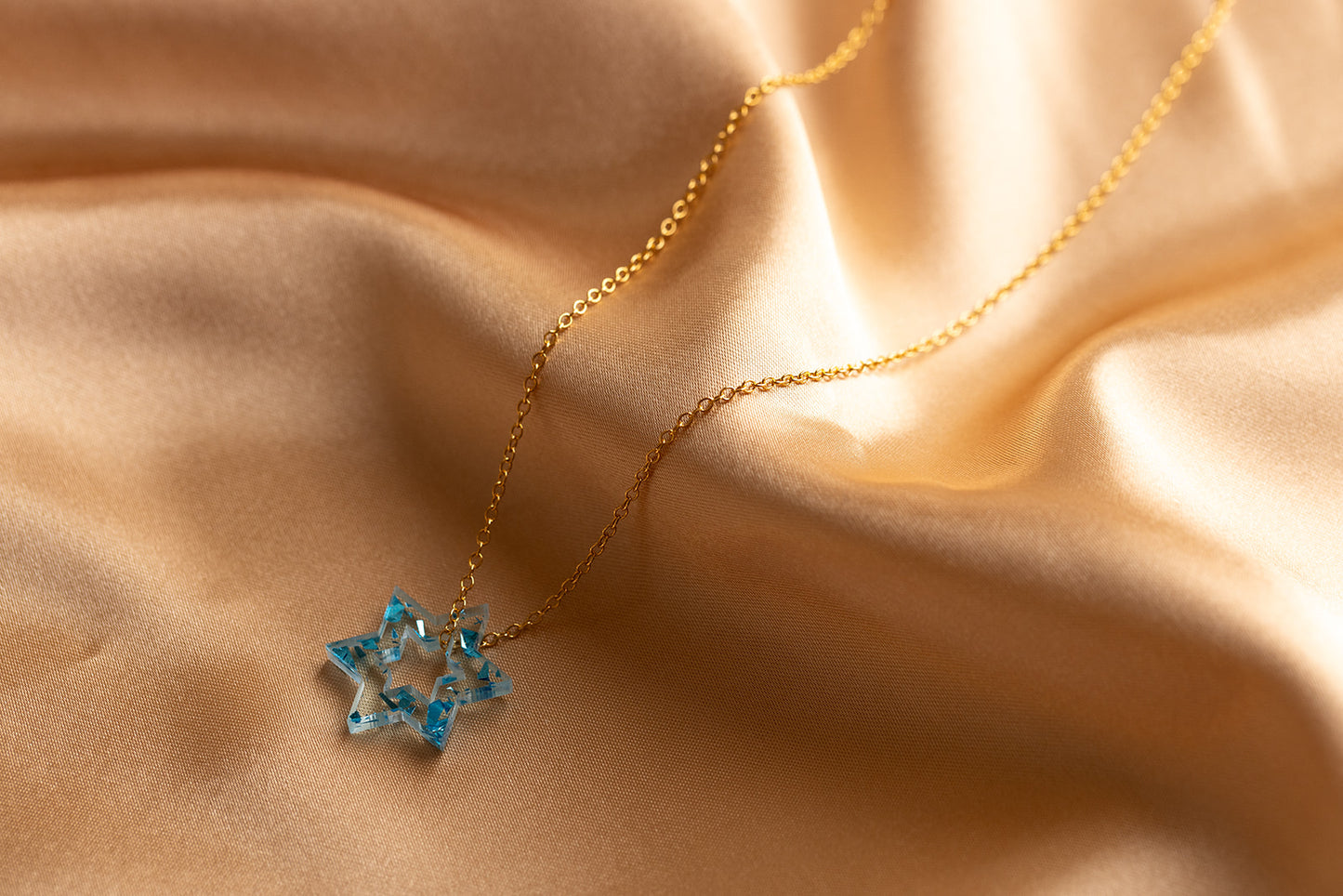 Petite Floating Magen Necklace Blue Fleck