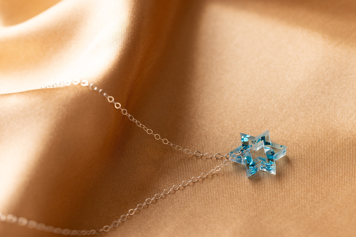 Petite Floating Magen Necklace Blue Fleck