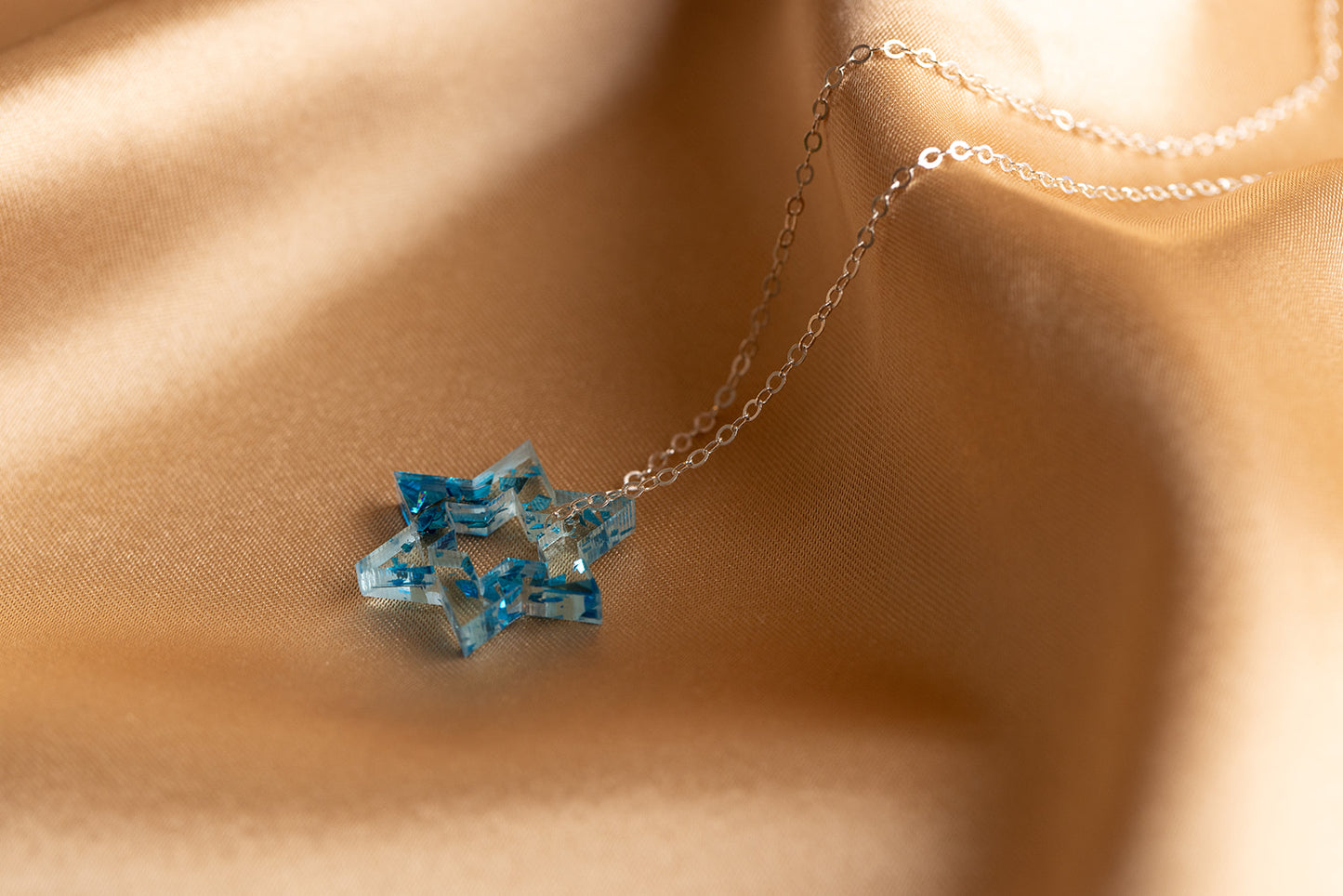 Petite Floating Magen Necklace Blue Fleck