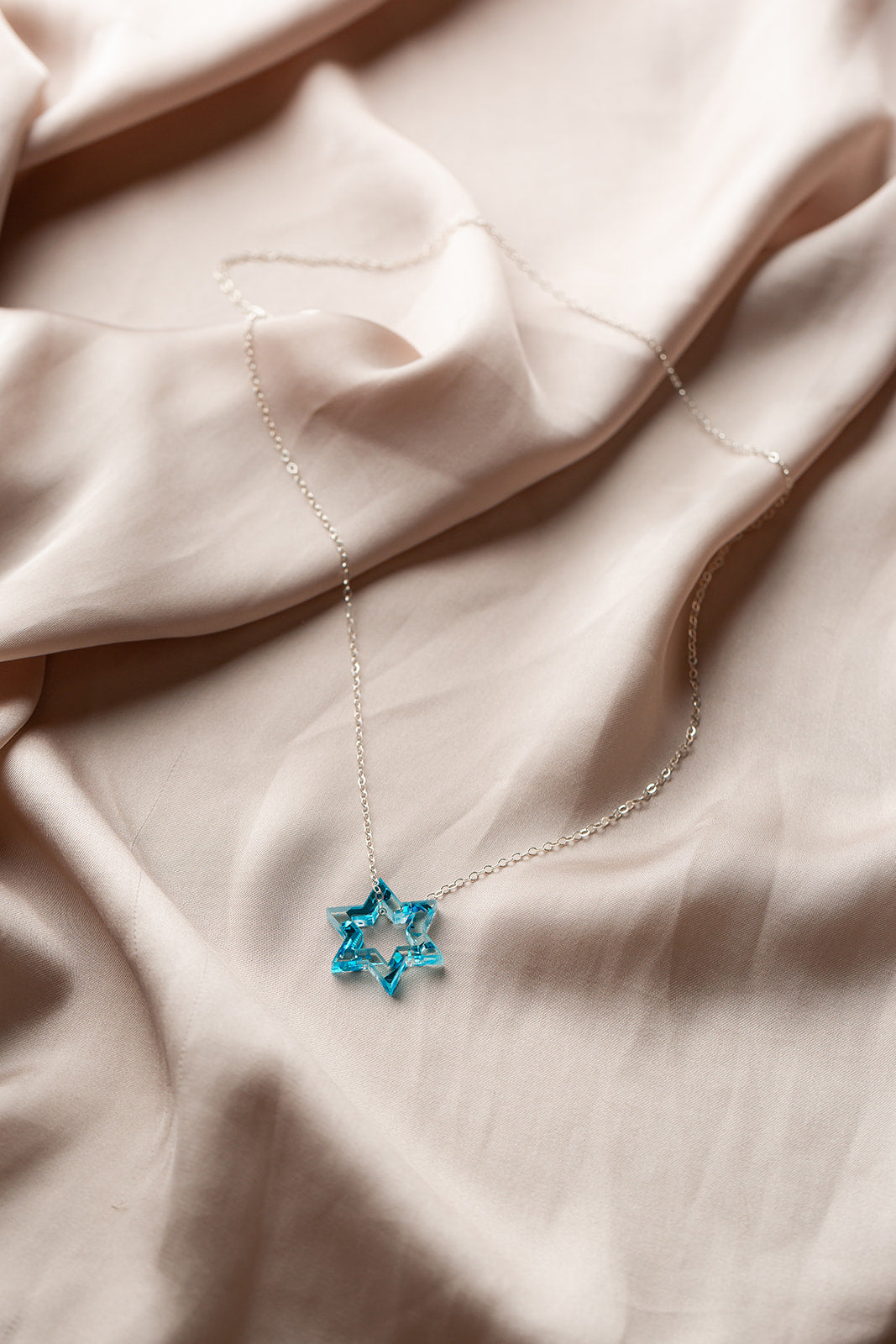 Petite Floating Magen Necklace Blue Fleck