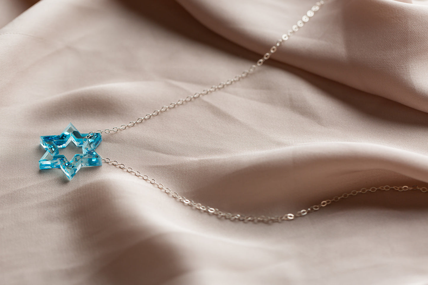 Petite Floating Magen Necklace Blue Fleck