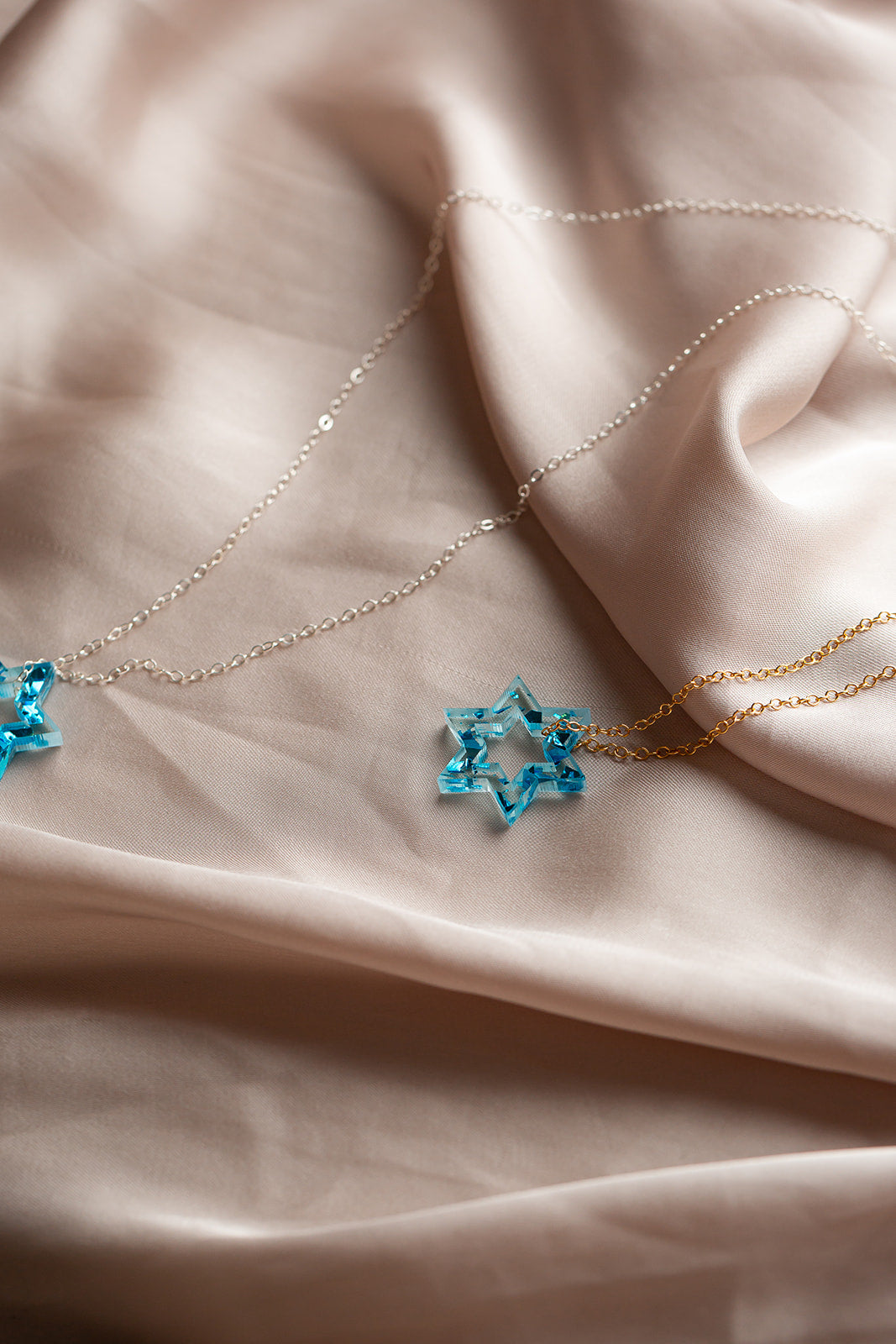 Petite Floating Magen Necklace Blue Fleck